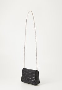 Borsa a tracolla nera imbottita con catena argentata. Texture in pelle morbida, forma rettangolare, con cuciture diagonali per un tocco di dettaglio.