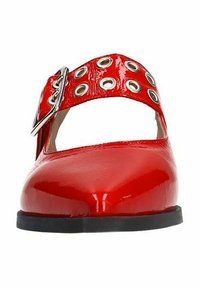 Rot lackiertes Leder-Mary Jane-Schuhwerk mit runder Zehenpartie, ausgeschnittenen Seiten und silbernen Hardware-Akzenten mit kreisförmigen Ösen am Riemen.