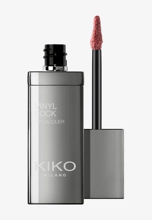 KIKO Milano Vinyl Lock Lip Lacquer in un elegante contenitore metallico grigio con un applicatore nero e una punta applicatrice rosa chiaro.