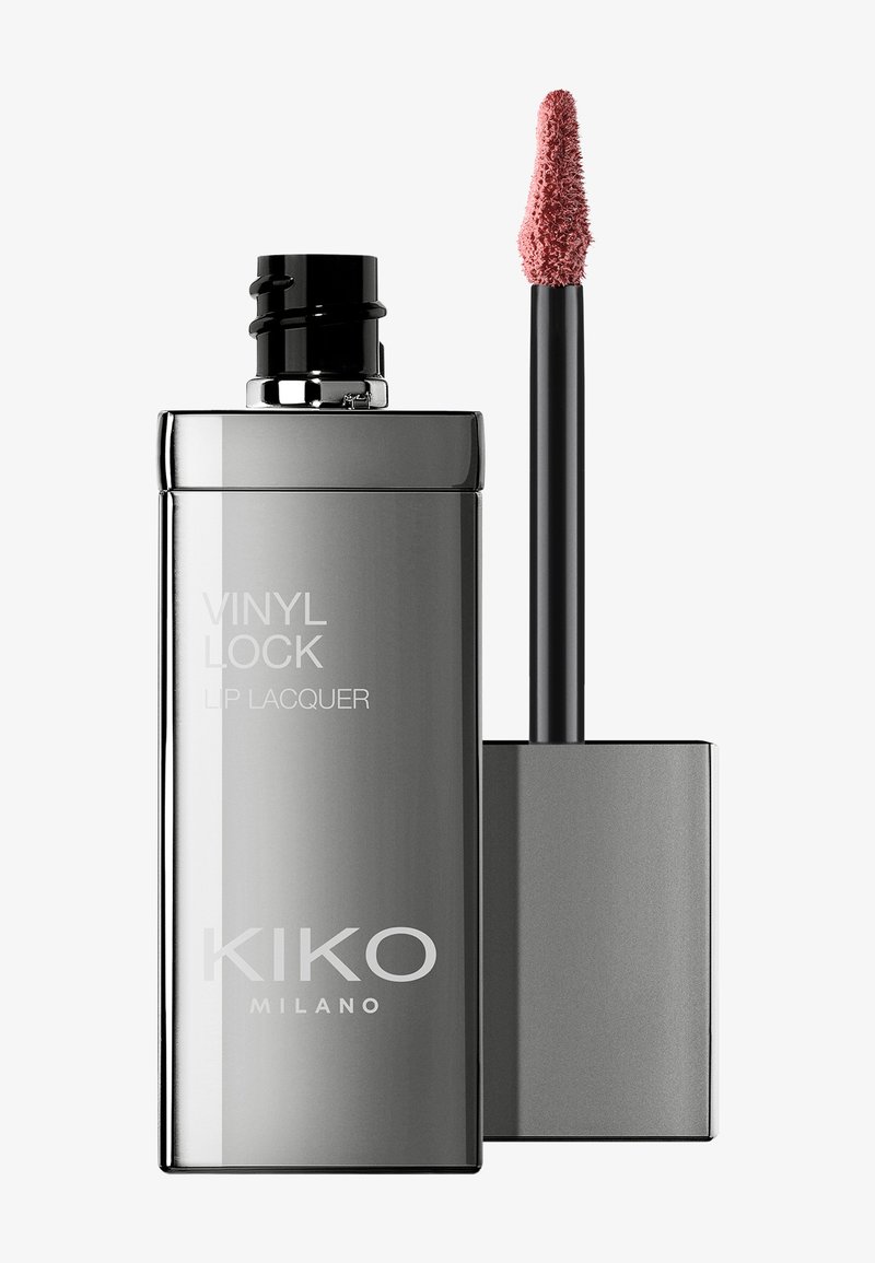 KIKO Milano Vinyl Lock Lip Lacquer w eleganckim, szarym metalowym opakowaniu z czarną aplikatorem i miękkim różowym końcówką aplikatora.