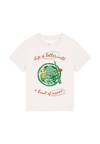 Witte katoenen t-shirt met een afbeelding van ramen in een kom met groene, gele en rode accenten, en de tekst "Het leven is beter met een kom ramen."