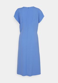 Robe bleue à manches courtes et col haut. Dotée d'une fermeture éclair dissimulée à l'arrière et d'une coupe droite arrivant au genou. Texture du tissu lisse.