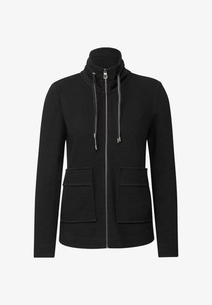 Giacca nera con zip e colletto alto, texture a coste, due tasche frontali e accessori in argento per le cerniere e i cordini.