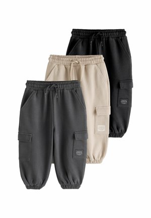 Tre par børne cargo bukser i sort, beige og mørkegrå med elastiske taljebånd, snører, sidelommer og ankelmanchetter.