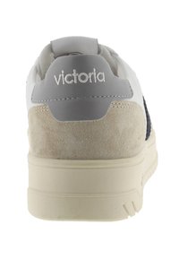 Sneaker bianco con dettagli in suede grigio, pannello posteriore testurizzato e logo sul tallone. Dotato di suola in gomma e colletto imbottito.