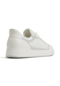 Sneaker in pelle bianca e rete, design low-top, upper testurizzato, suola in gomma, con sottili accenti grigi e chiusura con lacci.