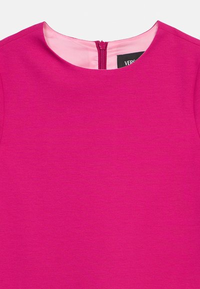 Φωτεινό ροζ φόρεμα με στρογγυλή λαιμόκοψη και ορατό φερμουάρ στην πλάτη, με αντίθετη ανοιχτό ροζ εσωτερική επένδυση κοντά στον γιακά.