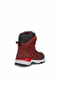 Stivali impermeabili marroni con accenti neri, caratterizzati da una tomaia texturizzata, colletto imbottito e suola rossa. Sistema di allacciatura visibile sul davanti.