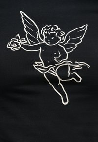 Χερουβικός άγγελος με φτερά, σγουρά μαλλιά και ρέον ρουχισμό, κρατώντας ένα λουλούδι, απεικονισμένος με λευκό περίγραμμα σε μαύρο φόντο.