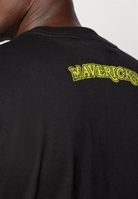 Mitchell & Ness POP PLAYER TEE VINTAGE LOGO - Klubové oblečení - black