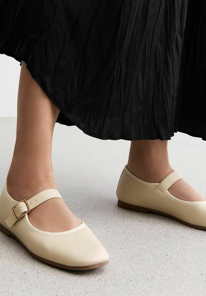 New Look Babies - off white