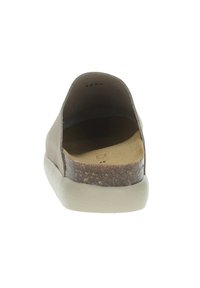 Scarpa slip-on marrone con esterno in pelle testurizzata, retro arrotondato, suola in gomma chiara e accentuazione in sughero sul tallone.