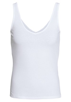 Biały prążkowany top na ramiączkach z dekoltem w serek i dopasowanym fasonem na jednolitym tle.