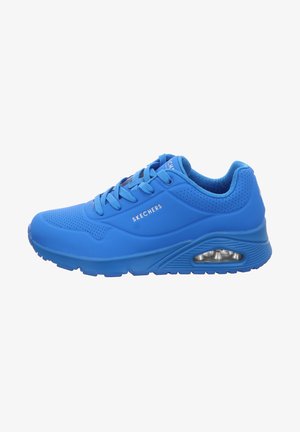 Blaue synthetische Sneaker mit perforiertem Obermaterial, gepolstertem Schaft und Luftpolsterung in der Zwischensohle. Ausgestattet mit flachen Schnürsenkeln und Skechers-Logo an der Seite.