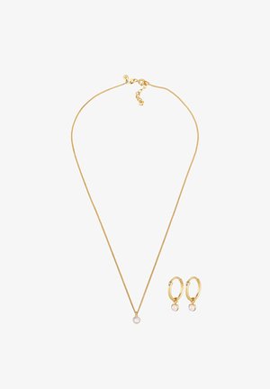 Kuldne kaelakee ümmarguse pärli ripatsiga, sobitatud kuldsete rõngaskõrvarõngastega, millel on väikesed pärlite detailid. Sile tekstuur, delikaatne disain.