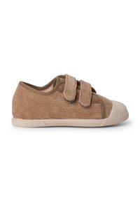 Chaussure en velours côtelé marron avec deux bandes Velcro, bout rond et semelle en caoutchouc crème. Présente une texture côtelée et un design simple.