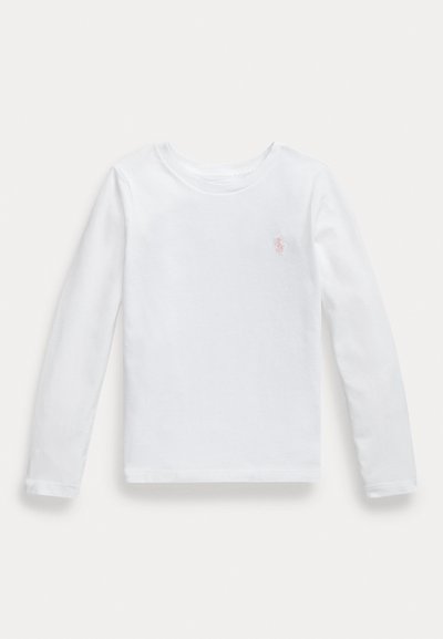 Langärmliges weißes Rundhalsshirt mit kleinem pinkfarbenem Sticklogo auf der linken Brust, flach auf weißem Hintergrund ausgelegt.