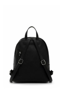 Zaino in pelle nera effetto granitato con parte superiore arrotondata, spallacci regolabili, hardware in argento e tasca laterale con zip.