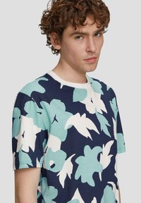 QS MIT ALL-OVER - T-Shirt print - tiefblau