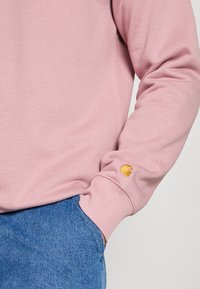 Carhartt WIP CHASE - Sweatshirt - glassy pink / gold