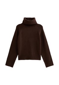 Pull à col roulé marron en tissu tricot doux, avec des poignets et un ourlet côtelés, une coupe décontractée et des coutures d'épaule structurées.