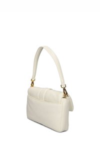 Borsa a mano in pelle bianca con forma strutturata, manico superiore e dettagli in oro. Presenta una texture liscia e una grande tasca sul retro.