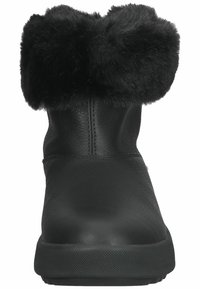 Botín negro de cuero con un suave cuello de piel sintética, textura lisa y puntera redondeada. Suela de goma con agarre texturizado.