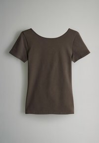Braunes, tailliertes T-Shirt mit kurzen Ärmeln und rundem Ausschnitt. Hergestellt aus einem weichen, dehnbaren Material mit glatter Textur und sauberen Nähten.