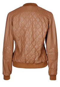 Giacca in pelle marrone con un motivo trapuntato, colletto a costine e maniche con polsini. Presenta toppe sui gomiti e una finitura testurizzata.