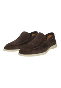 Mocasines de ante marrón con una textura suave, acentos laterales elásticos y una suela de goma crema en contraste. Diseño limpio y minimalista.