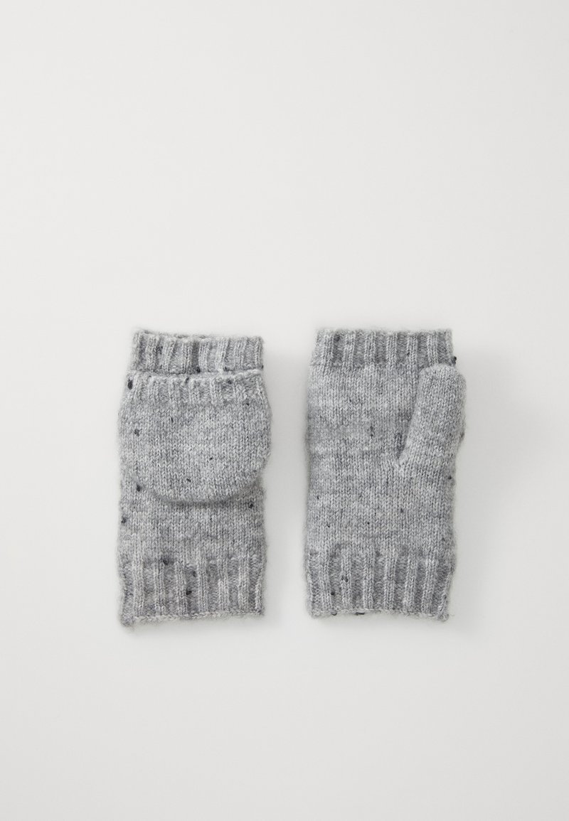 Gants sans doigts en tricot gris avec des poignets côtelés et une texture à pois contrastante. Le design permet une exposition des bouts des doigts tout en gardant les poignets au chaud.