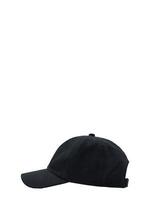 Schwarze Baseballkappe mit sechs Paneelen, gebogenem Schirm und verstellbarem Riemen auf der Rückseite, vor weißem Hintergrund dargestellt.