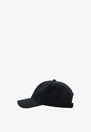 Schwarze Baseballkappe mit sechs Paneelen, gebogenem Schirm und verstellbarem Riemen auf der Rückseite, vor weißem Hintergrund dargestellt.