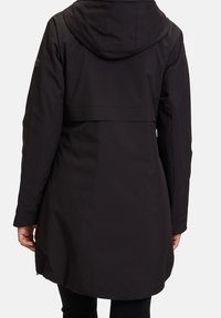 Dlouhý černý voděodolný kabát s kapucí, hladkou texturou, rovný střih a postranní rozparek, s minimálním kováním a bez viditelných vzorů.
