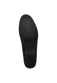 Semelle de chaussure en caoutchouc noir avec un motif de semelle comportant des lignes ondulées et de petites perforations circulaires. Logo "GEOX" embossé sur la zone du talon.