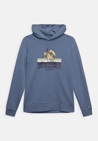 Modrá mikina s kapucí vyrobená z měkké látky, s grafikou palem a západu slunce. Doplněno textem "JACK&JONES" a "OAHU, HAWAI".