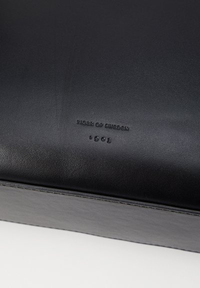 Portofel din piele neagră, cu detaliu embosat "TIGER OF SWEDEN 1903", textură netedă, design curat și cusături vizibile la margini.