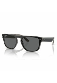 Occhiali da sole in plastica nera con lenti quadrate, tonalità grigio scuro e logo Ray-Ban sulle stanghette. Presentano una montatura spessa e un design angolare.