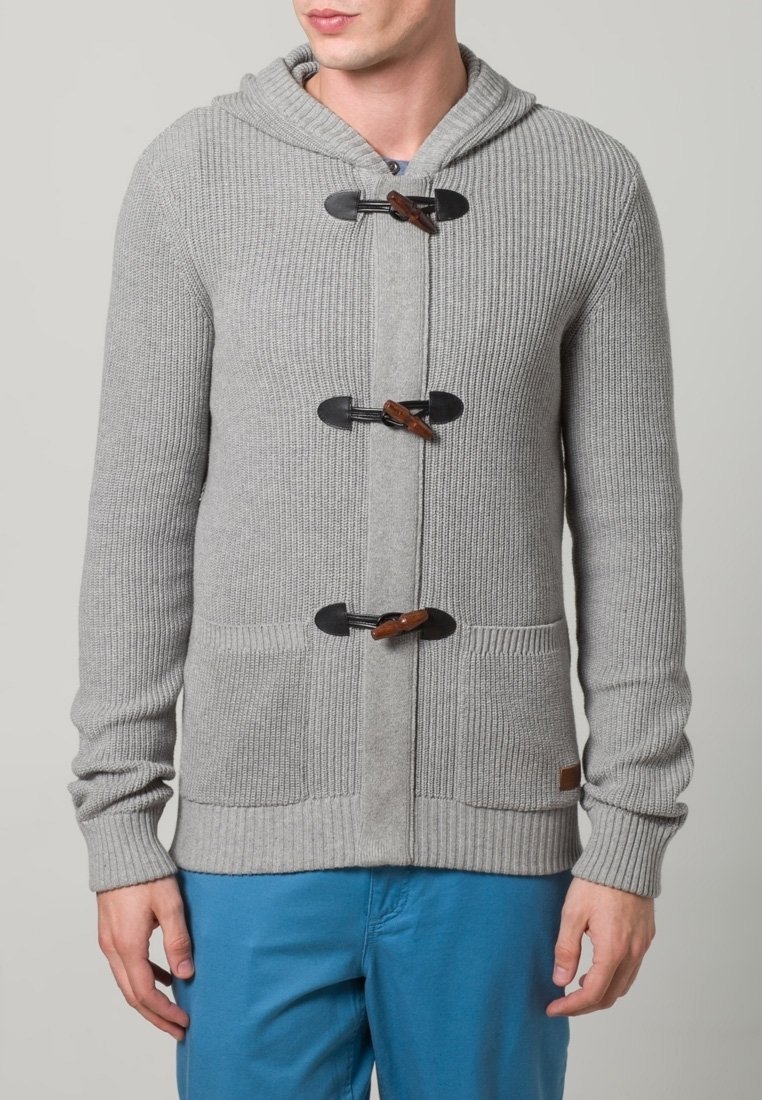 Šedý pletený kardigan s kapucí, vybavený zapínáním na přezky, žebrovanou texturou a dvěma předními kapsami. Vyrobený z měkkého materiálu, jednoduchý design.