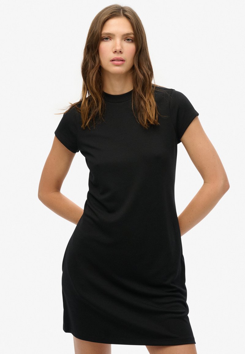 Czarna sukienka z krótkim rękawem, uszyta z gładkiego, dopasowanego materiału, z wysokim dekoltem i nieco luźniejszą sylwetką. Minimalistyczny design bez wzorów.