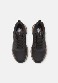 Skechers D'LUX TREKKER - Sneakers basse - black leather/mesh/synthetic/gray trim