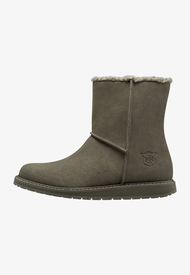Olivgrüner Wildleder-Stiefelette mit einer weichen, beigen Fleece-Fütterung an der Oberseite, gestickten Details und einer strukturierten Gummisohle.