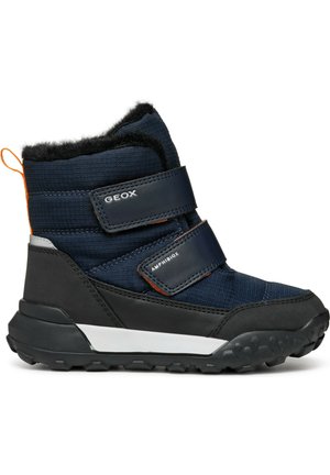Botas impermeables de color azul marino con detalles en negro, parte superior de tela, dos cintas de Velcro, suela de goma y asa naranja en la parte posterior.