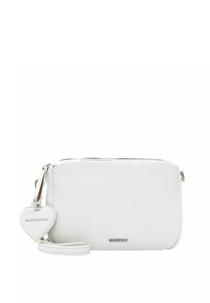 Sac bandoulière en cuir blanc avec une finition texturée, fermeture zippée, bandoulière amovible et un charm en forme de cœur avec logo.