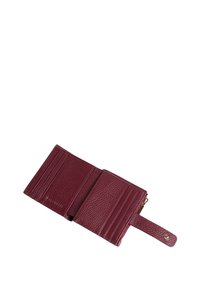 Portafoglio in pelle bordeaux con finitura testurizzata, dotato di più scomparti per carte, un compartimento con zip e una chiusura a fibbia.