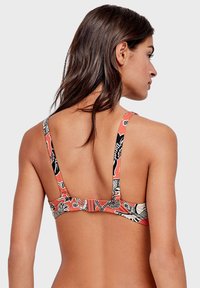 Top bikini multicolore con un design floreale, spalline regolabili e chiusura a gancio sul retro. Il materiale sembra liscio ed elasticizzato.