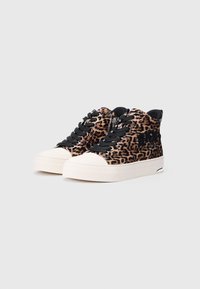 Adidași înalți cu un superior din suede cu imprimeu leopard, șireturi negre și capac de vârf și talpă din cauciuc crem. Include detalii texturate și logo.