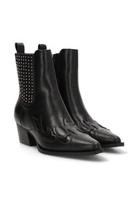 Botas de tobillo de cuero negro con diseño de llamas, acento de tachuelas en el tacón, puntera cuadrada y tacón cuadrado. Con tiradores para facilitar su uso.