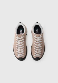 Hellbraune Wildleder-Kletterschuhe mit schwarzem Gummispitzenschutz, grauen Schnürsenkeln und atmungsaktivem Mesh-Futter. Verfügt über ein Logo an der Seite.