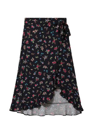 Zwarte overslagrok met roze, rode en blauwe bloemprint, gerimpelde zoom en zijstrik, met een asymmetrisch gelaagd ontwerp.